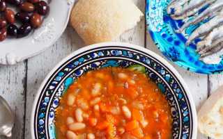 Греческая кухня: фасолада — густой суп с фасолью и томатами